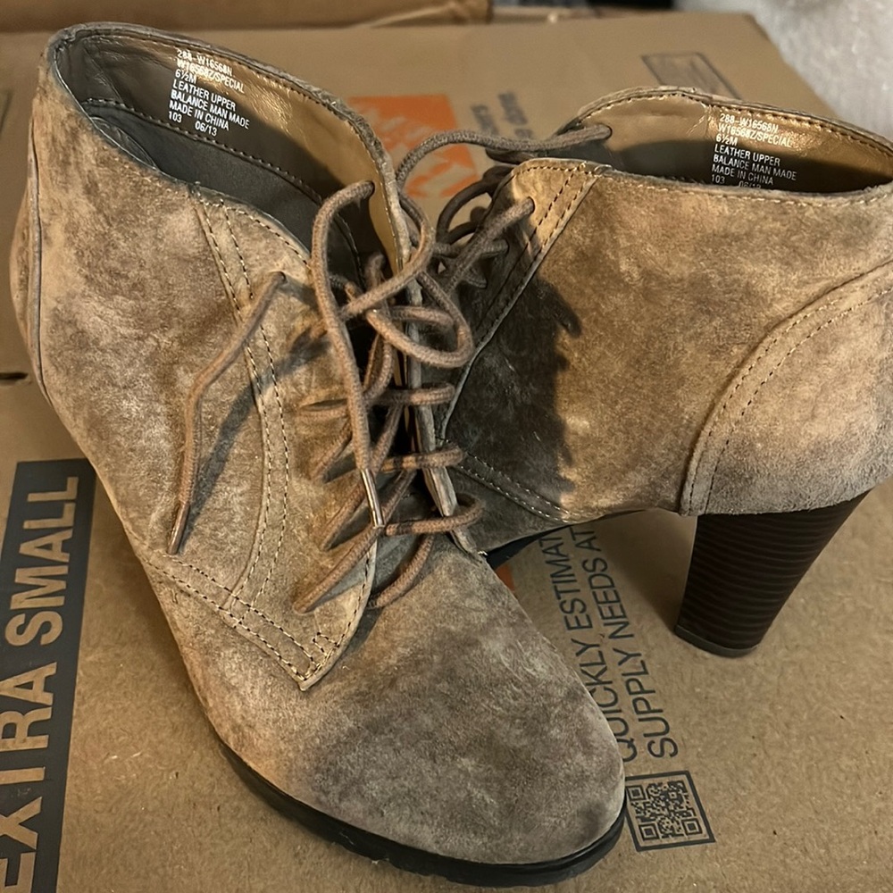 White Mountain lace up bootie